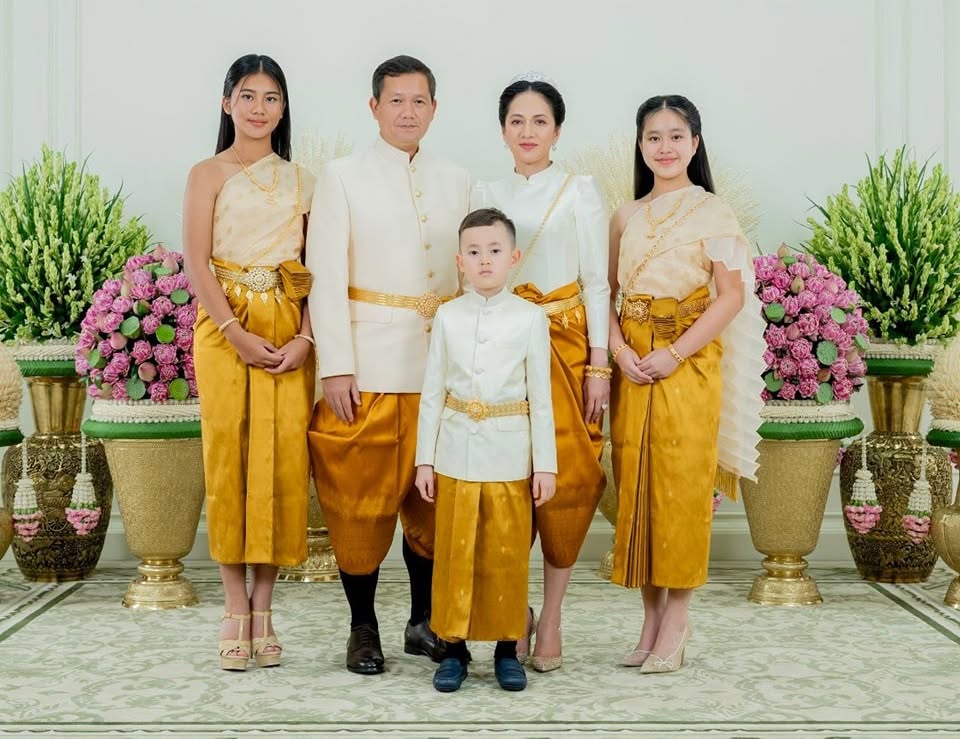 Cambodia Prime Minister Family Wear Thai Dress 