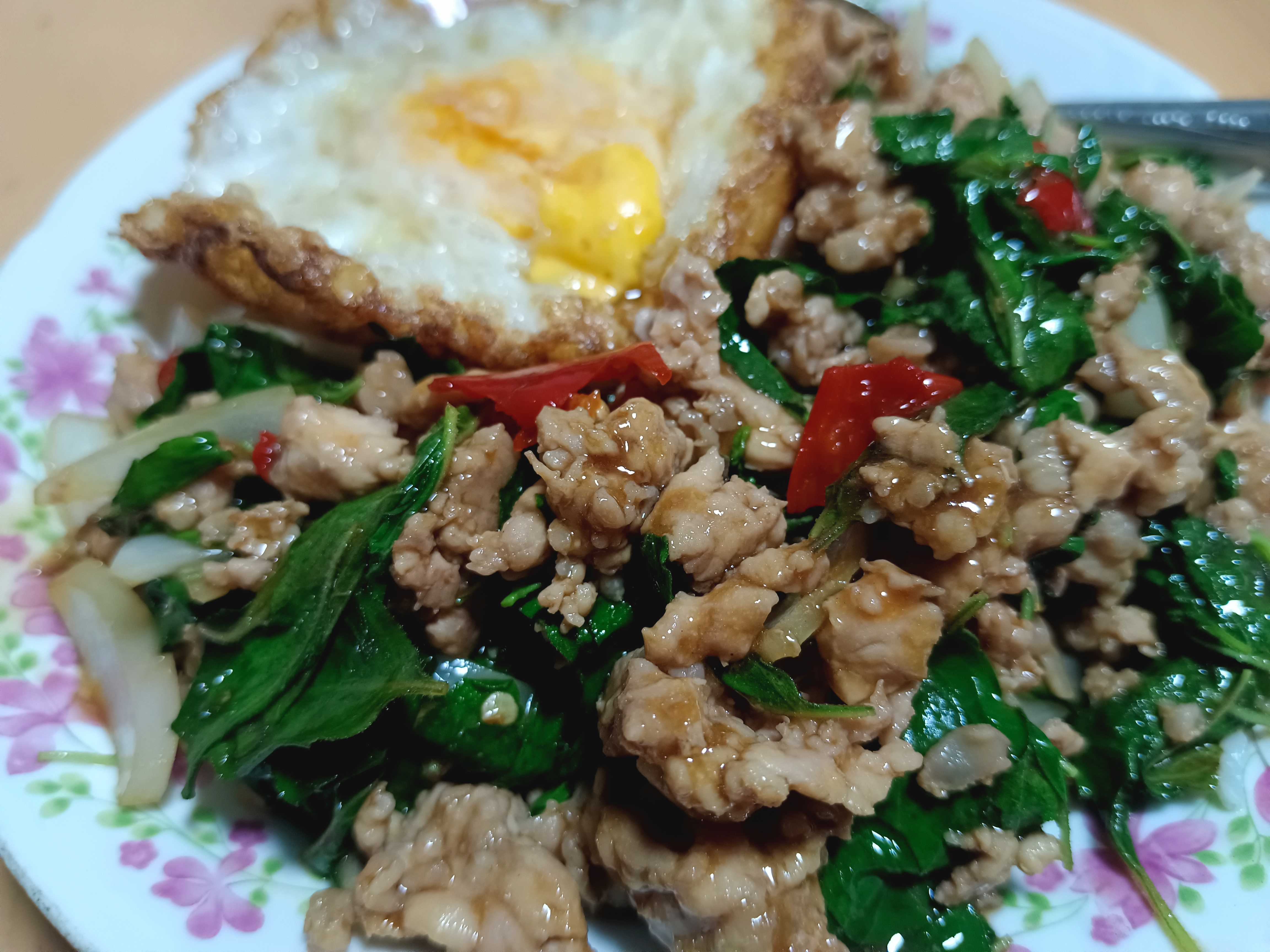ผัดกะเพราไข่ดาว